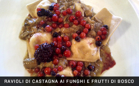 Ravioli con frutti di bosco e funghi porcini, realizzati con farina di castagna.