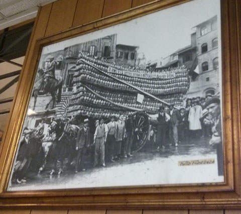 Ristorante La Parmigiana, quadri antichi.